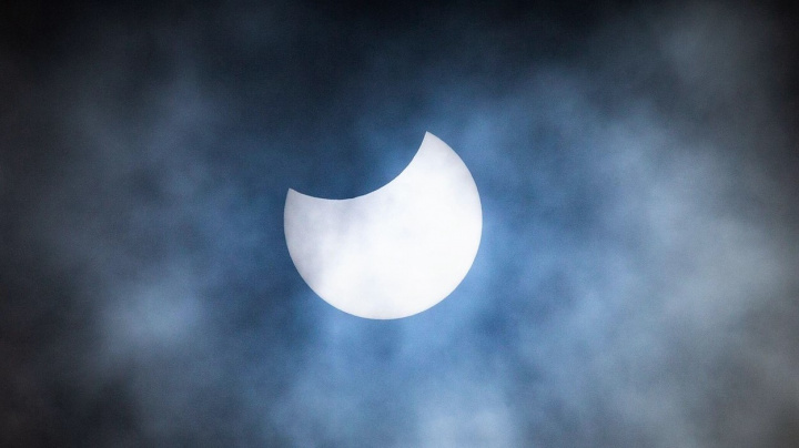Nad Českem se objeví vykousnuté Slunce. Nastane částečné zatmění naší hvězdy