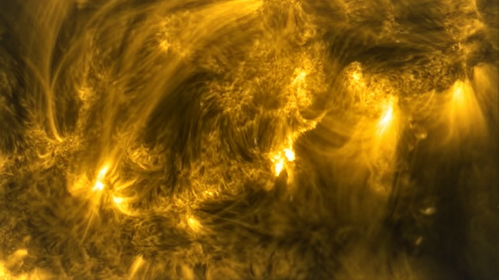 Slunce v  detailech, jaké jste neviděli. Sonda pořídila fascinující záběry jeho atmosféry