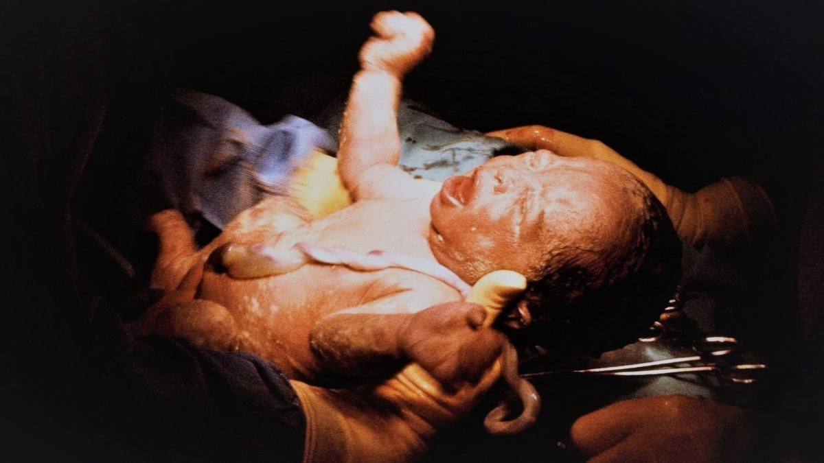 První nádech dítěte je magický okamžik. Lékař popsal, jaké ‚zázraky‘ se při něm dějí