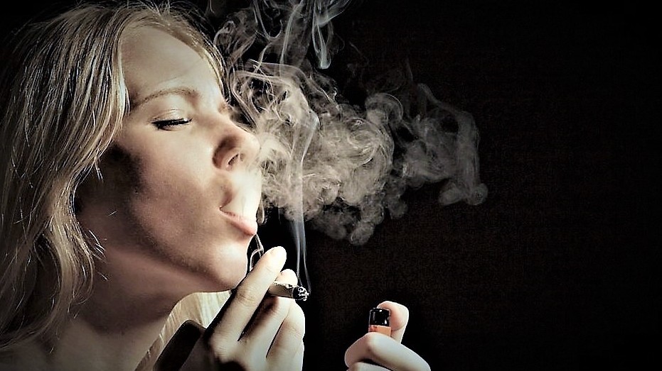 Kouřením marihuany si můžete poškodit plíce víc než tabákem