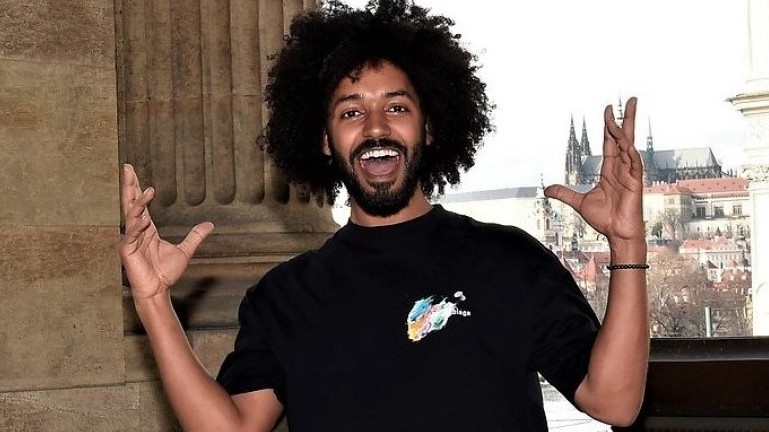 Říká si Yemi A.D. a má šanci letět k Měsíci. Jako první Čech!