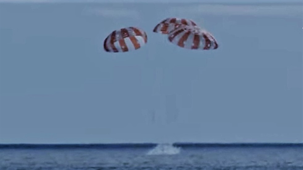 Splashdown! Loď Orion s figurínami se vrátila od Měsíce, šplouchla do oceánu