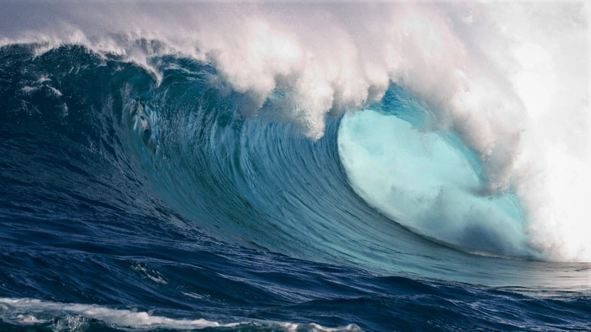 Na oceánu zabíjela ‚darebácká vlna‘. Vynořila se před lodí jako duch