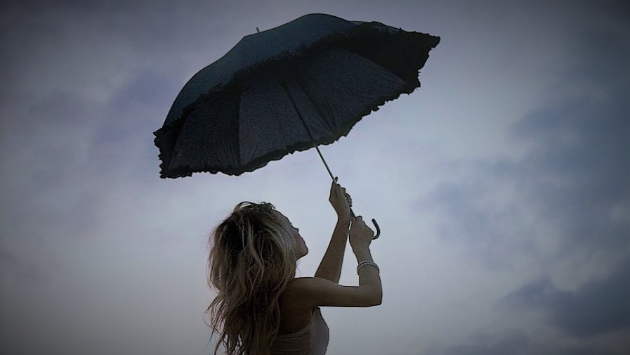 Deštník nebo kapuci? Prší na nás mikroplasty a je jich víc, než jsme mysleli