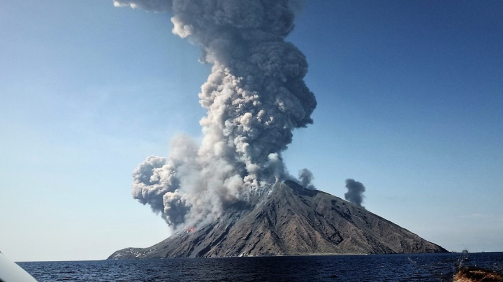 Znepokojující erupce Stromboli. Z vulkánu se stává nevyzpytatelný maják Středomoří