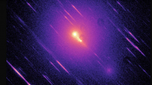 Kometa 96P/Machholz 1 na snímku pořízeném sondou Galaxy Evolution Explorer (GALEX).