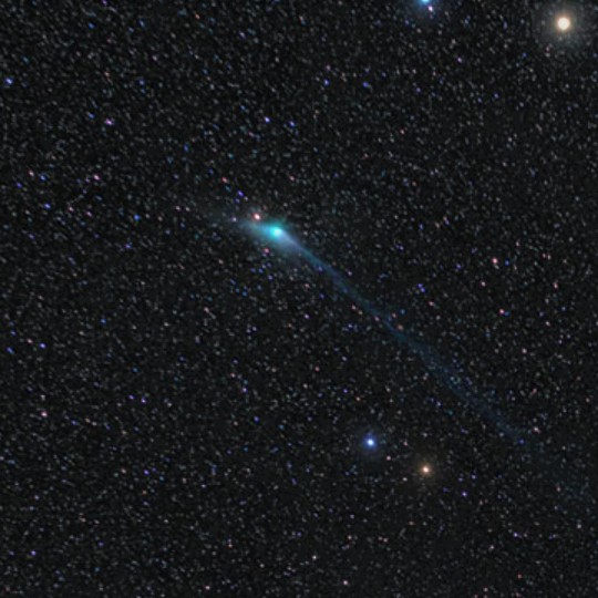 Zelená kometa zářící mezi nebeskými vozy. Fascinující snímek českého astronoma