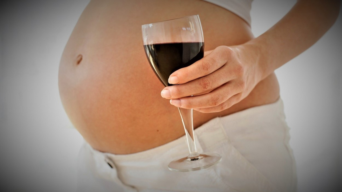 Pití alkoholu během těhotenství může změnit obličej vašeho dítěte