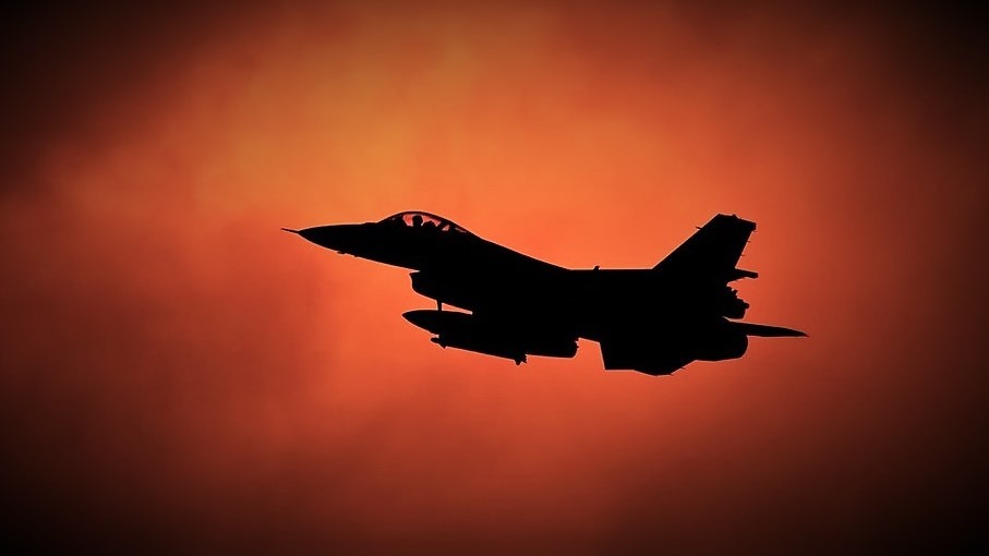 Války bez pilotů? Stíhačka řízená umělou inteligencí odlétala 17 hodin a zvládla i souboje