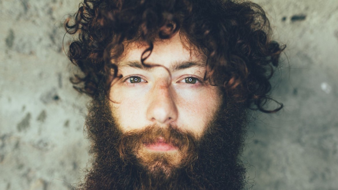 Proč evoluce stvořila lidi s kudrnatými vlasy