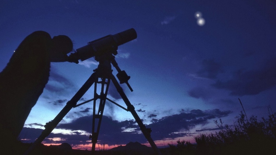 Nebe ozáří blízké setkání nejjasnějších planet