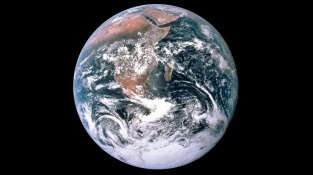 Jižní a severní polokoule Země na tomto ikonickém snímku Země svítí stejně jasně. Fotografii pořídila posádka lodi Apollo 17 v prosinci 1972. Dostala název Modrý mramor (The Blue Marble).