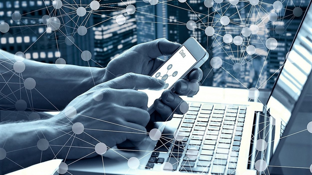 Je mobil těžší, když je plný dat? Dá se to spočítat a výsledek vás může překvapit