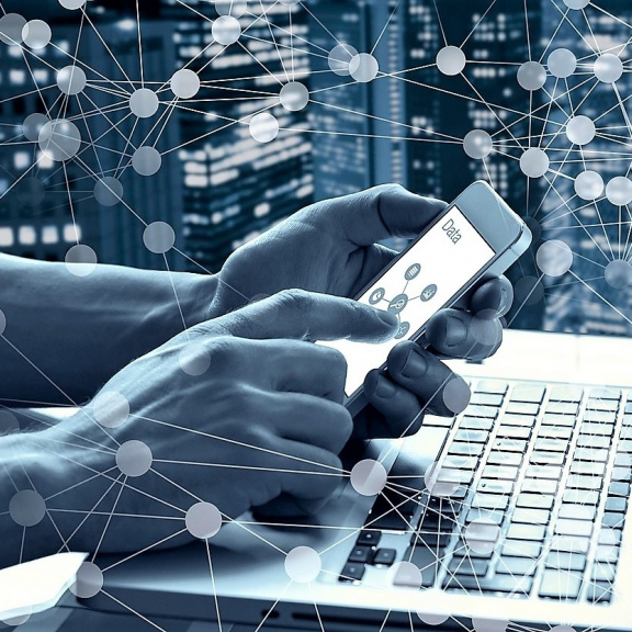 Je mobil těžší, když je plný dat? Dá se to spočítat a výsledek vás může překvapit