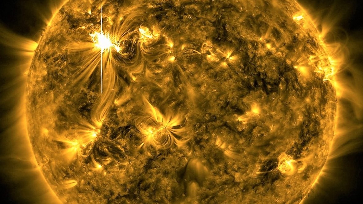 Gigantický vodopád plazmatu na Slunci. Snímek ho zachytil v nevídaných detailech