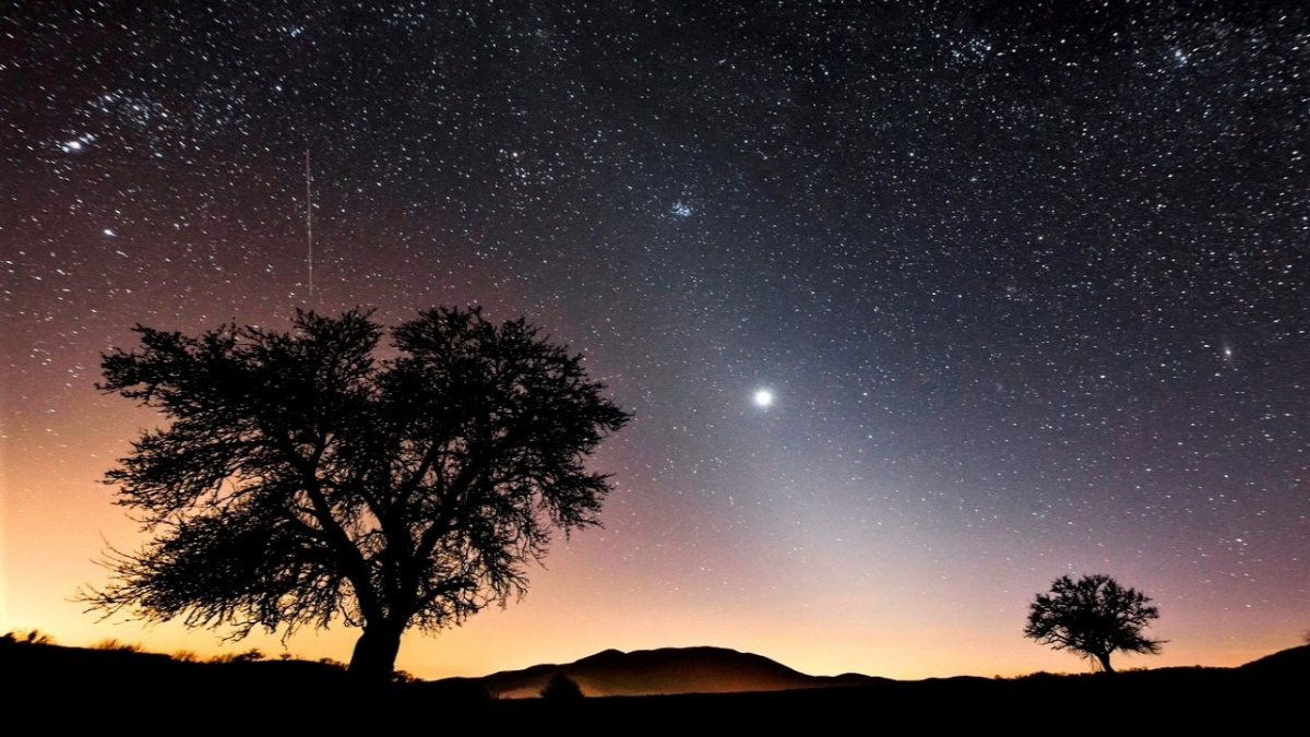 Noční oblohu ozáří přízračné světlo zvířetníku