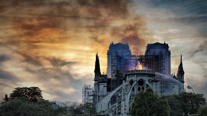 Požár Notre-Dame odhalil fantastický důvtip jejích stavitelů