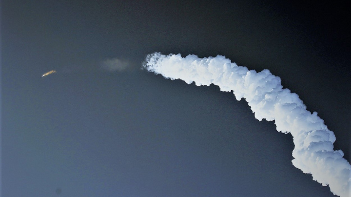Nejsilnější raketa historie poprvé vzlétla. Krátce nato ale selhala a museli ji odpálit