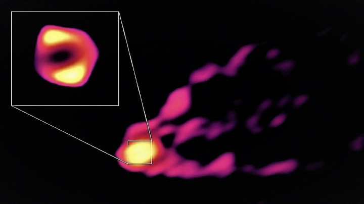 Vytvořen první snímek černé díry s výtrysky