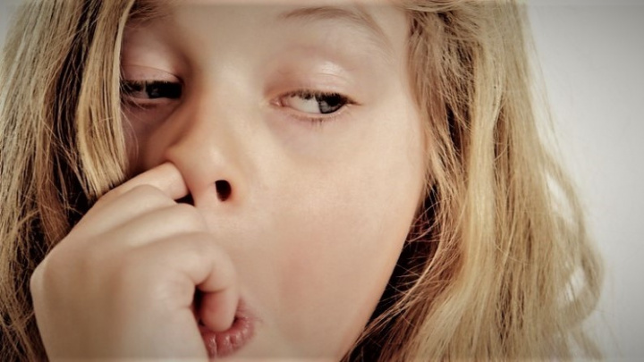 Dloubáním v nose si můžete přivodit demenci