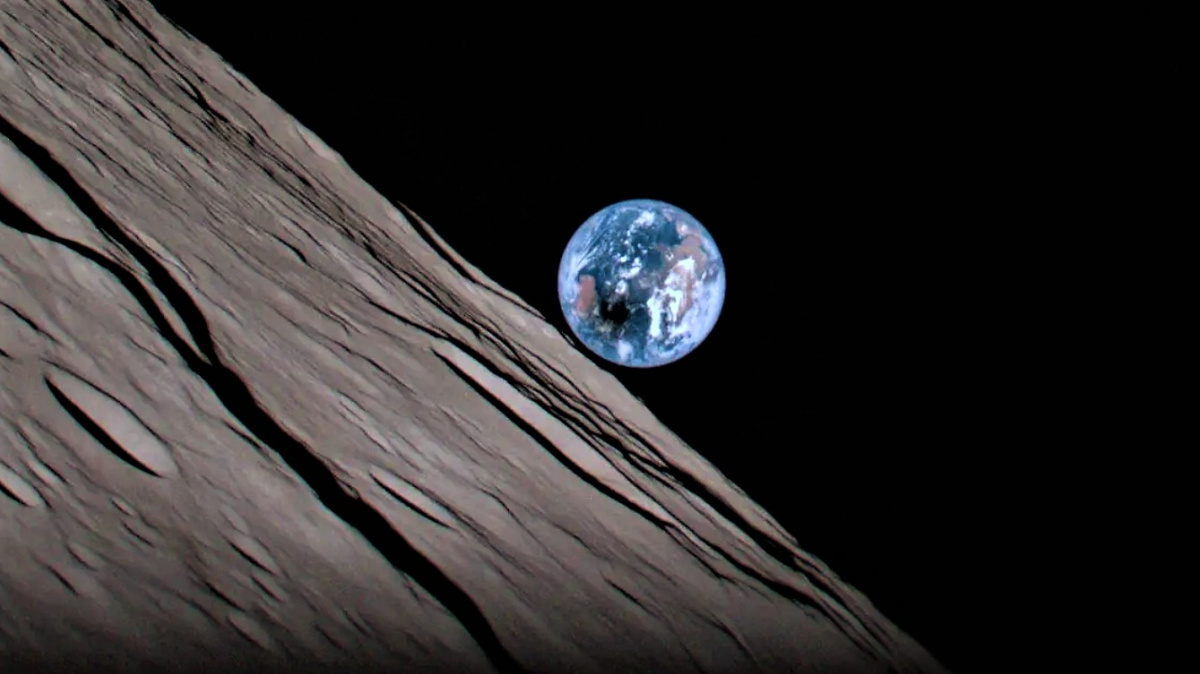 Snový snímek Země vycházející na Měsíci. Pořídila ho před svou ‚smrtí‘ sonda Hakuto-R