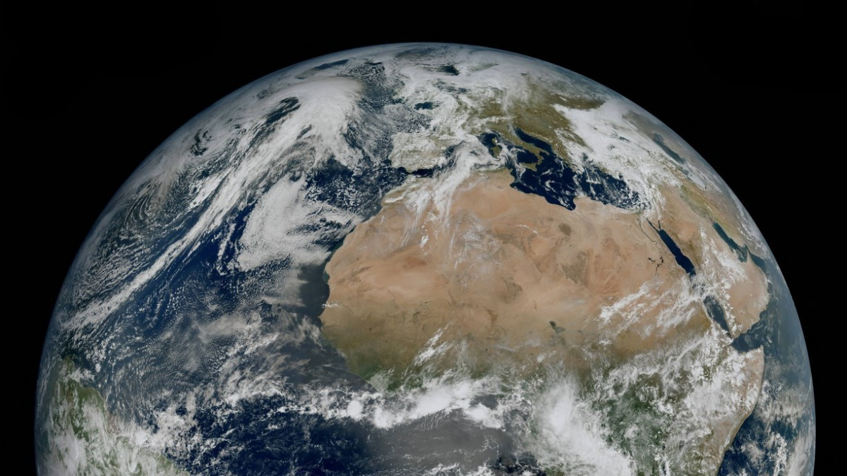 Počasí z vesmíru v neuvěřitelných detailech. Snímky z nové družice fascinují