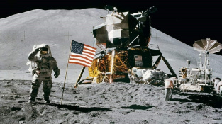 Buzz Aldrin salutuje u americké vlajky.