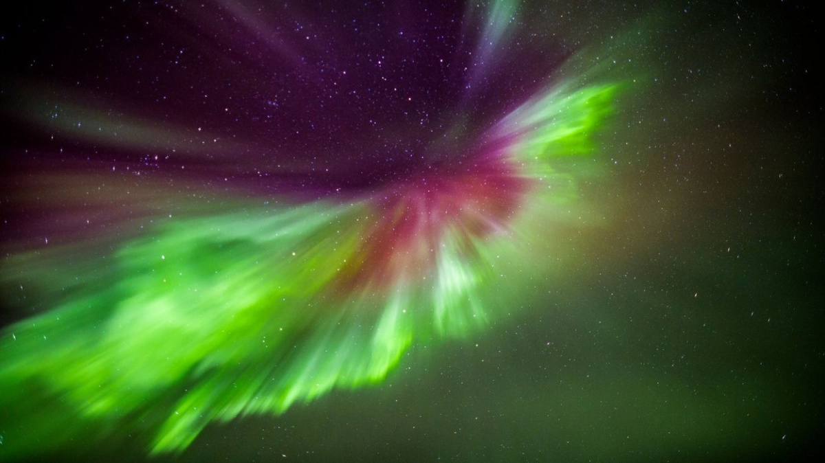 Atmosférický štít Země se rychle ohřívá. Bombarduje ho energie ze slunečních erupcí