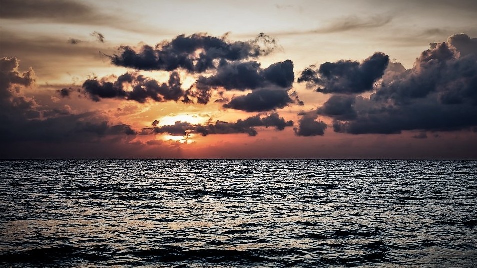 Geologové odhalili tajemství obrovité gravitační díry v oceánu