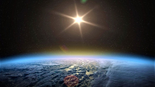 Země, Slunce a vesmír. Prvky tohoto kompozitního snímku pocházejí z fotografií NASA.