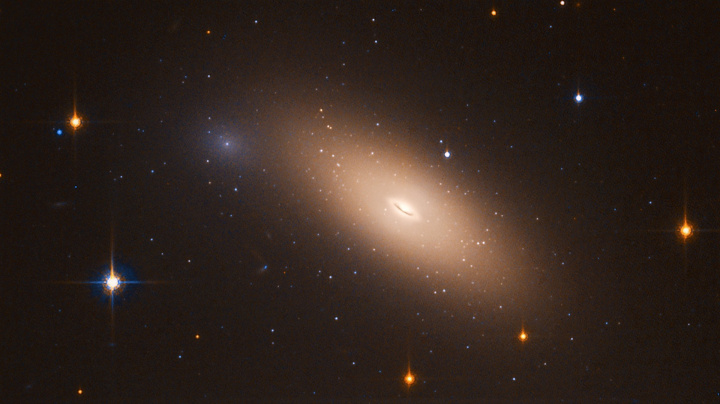 Pozorována galaxie, která popírá naše chápání vesmíru