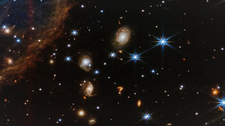 Na co se nás vesmír ptá? Teleskop objevil mezi galaxiemi gigantický otazník