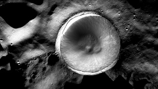 Kamera poprvé pronikla věčnou tmou v měsíčním kráteru