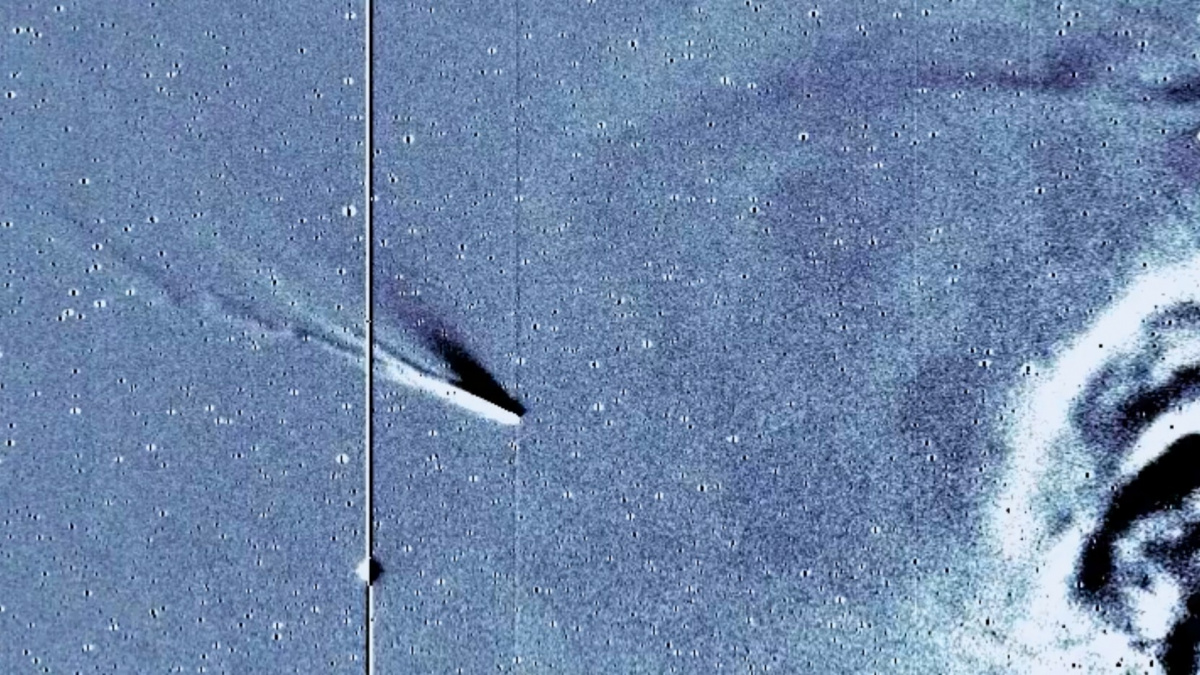 Observatoř zachytila fascinující okamžik, kdy Slunce odtrhlo kometě ohon