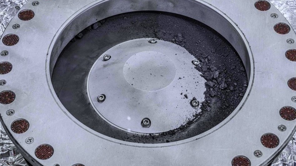 Odhaleny vzorky z asteroidu Bennu. Mohou obsahovat klíč k původu života na Zemi