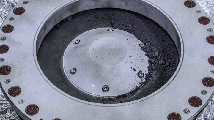 Odhaleny vzorky z asteroidu Bennu. Mohou obsahovat klíč k původu života na Zemi