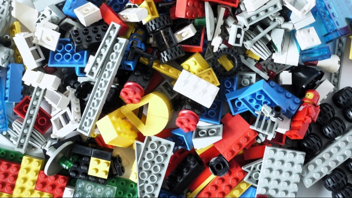 LEGO zůstává u kostek z ropy. Jsou překvapivě ‚zelenější‘ než z recyklovaného plastu