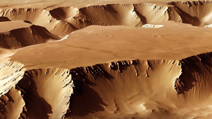 Přelet nad gigantickým labyrintem rudé planety z pohledu sondy Mars Express