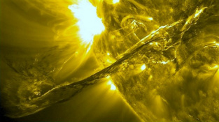 Erupce v koróně Slunce doprovázená výronem hmoty.