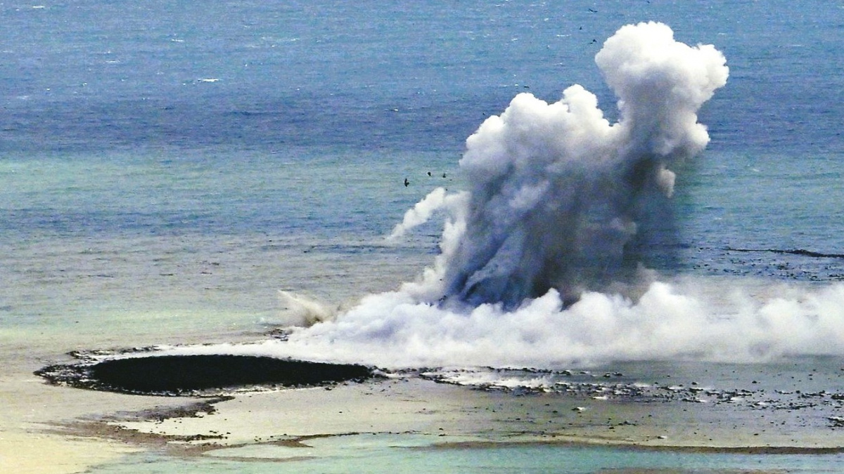Z hlubin se vynořil ostrov. Podmořský vulkán vyvrhl Japoncům další zemi