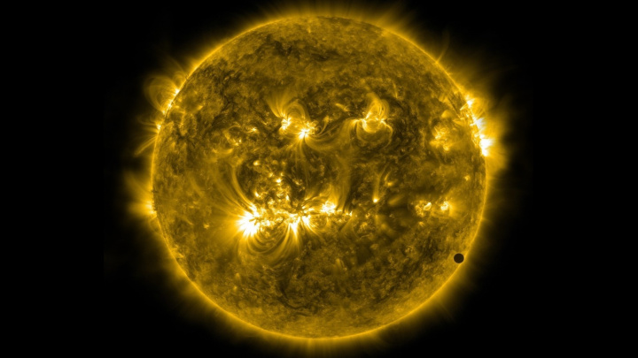 Astronomové přeměřili Slunce a zjistili, že je menší