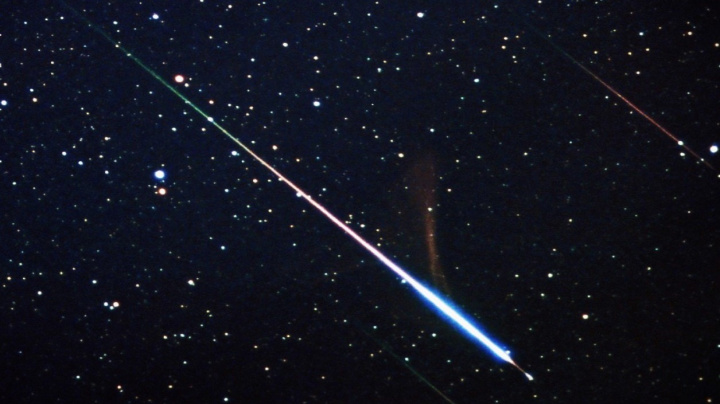 Z nebe se snesou zářivé meteory. Jak sledovat roj Leonidy