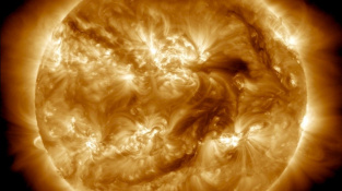 Slunce s kolosálním shlukem skvrn. Snímek pořídil satelit Solar Dynamics Observatory 25. listopadu.