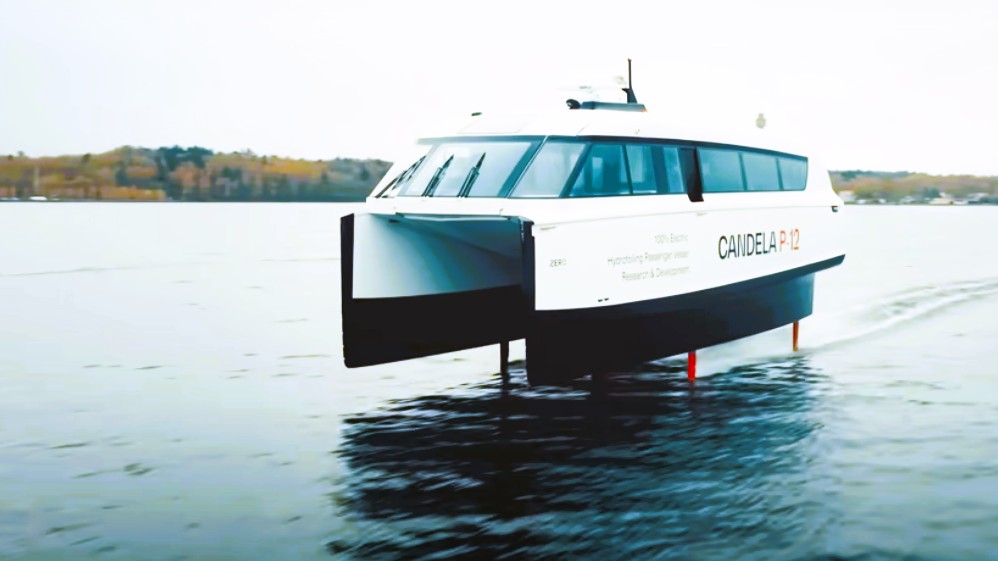 Plavba do budoucnosti. Elektrická loď letí nad hladinou