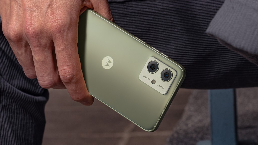 Motorola má HIT Black Friday, telefon s obří baterií a pamětí nabízí jen za 5 tisíc