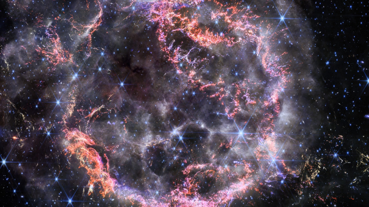 Epický snímek trosek supernovy. Umírající hvězda se roztříštila jako skleněná koule