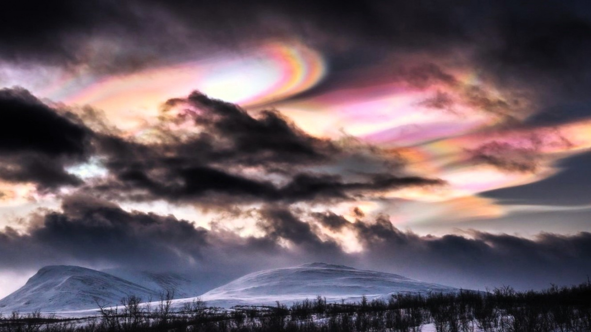 Oblohu kolem polárního kruhu rozzářily perleťové mraky