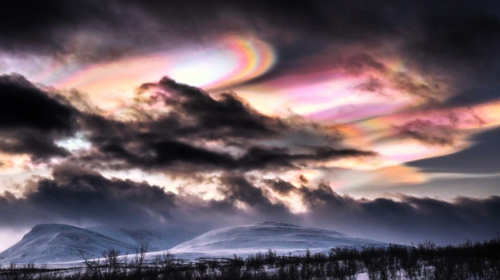 Oblohu kolem polárního kruhu rozzářily perleťové mraky