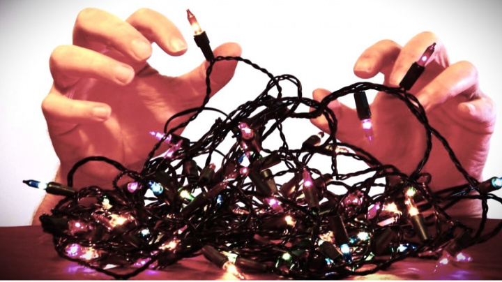 Proč jsou vaše vánoční světýlka zase zamotaná? Věda na to zná odpověď