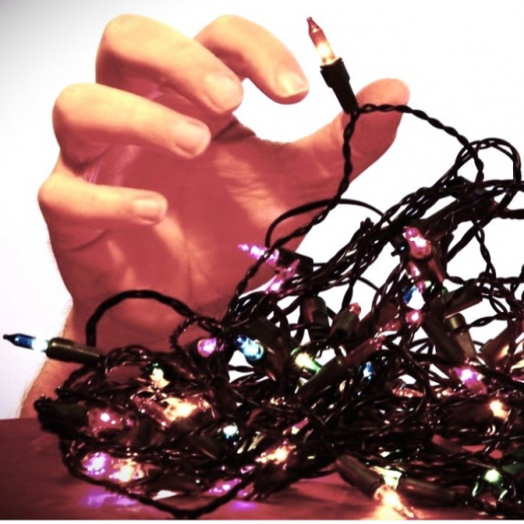 Proč jsou vaše vánoční světýlka zase zamotaná? Věda na to zná odpověď